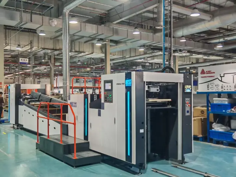 Новата нова машина Star FHSGJ-760 Пълна автоматична високоскоростна машина за пълно/точково лакиране е доставена на индонезийския клиент.